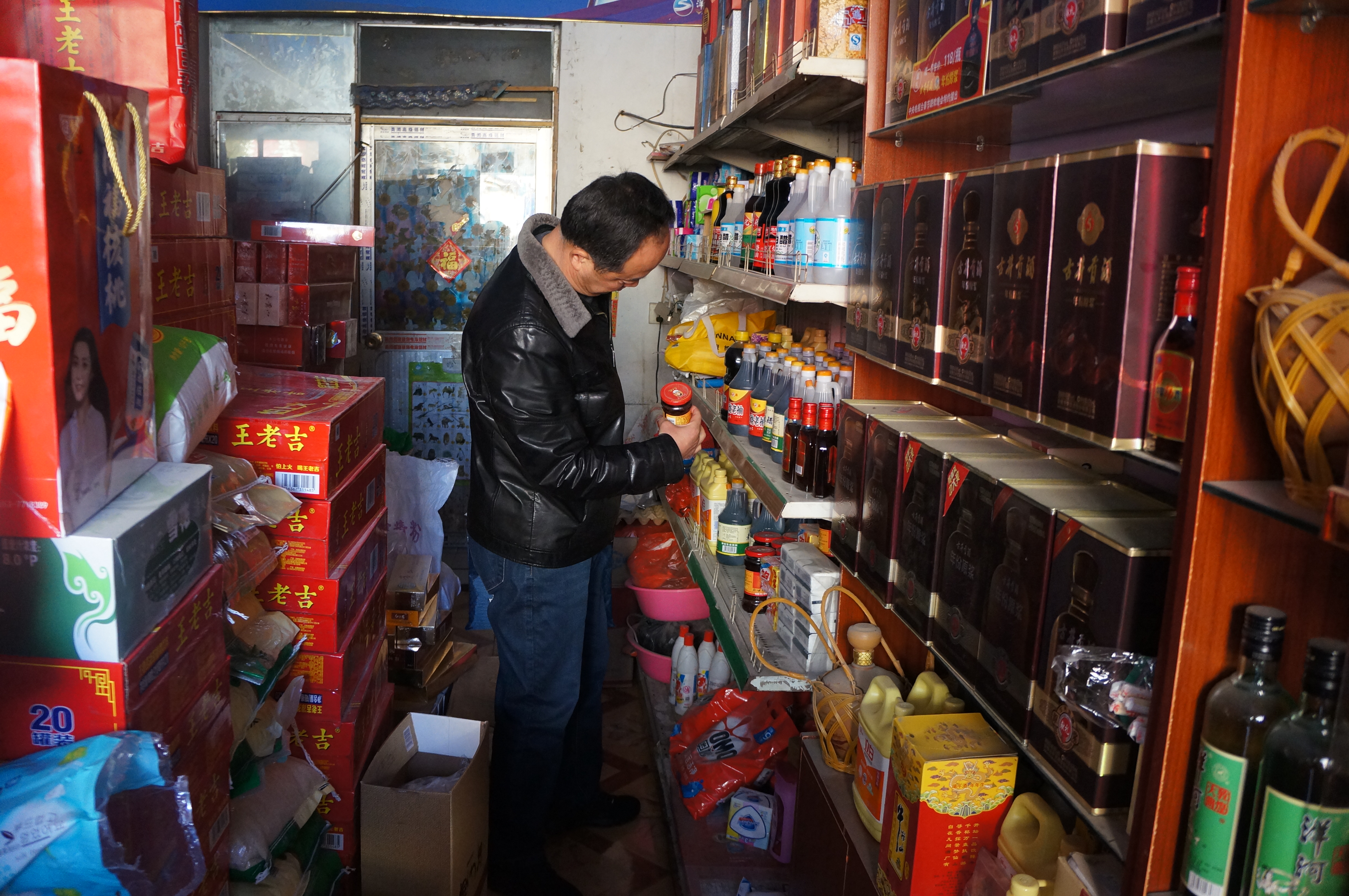 食杂店检查食品生产日期.JPG