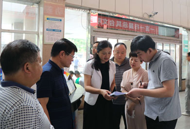 7月12日,副县长李萍前往县医院督查文明创建工作.