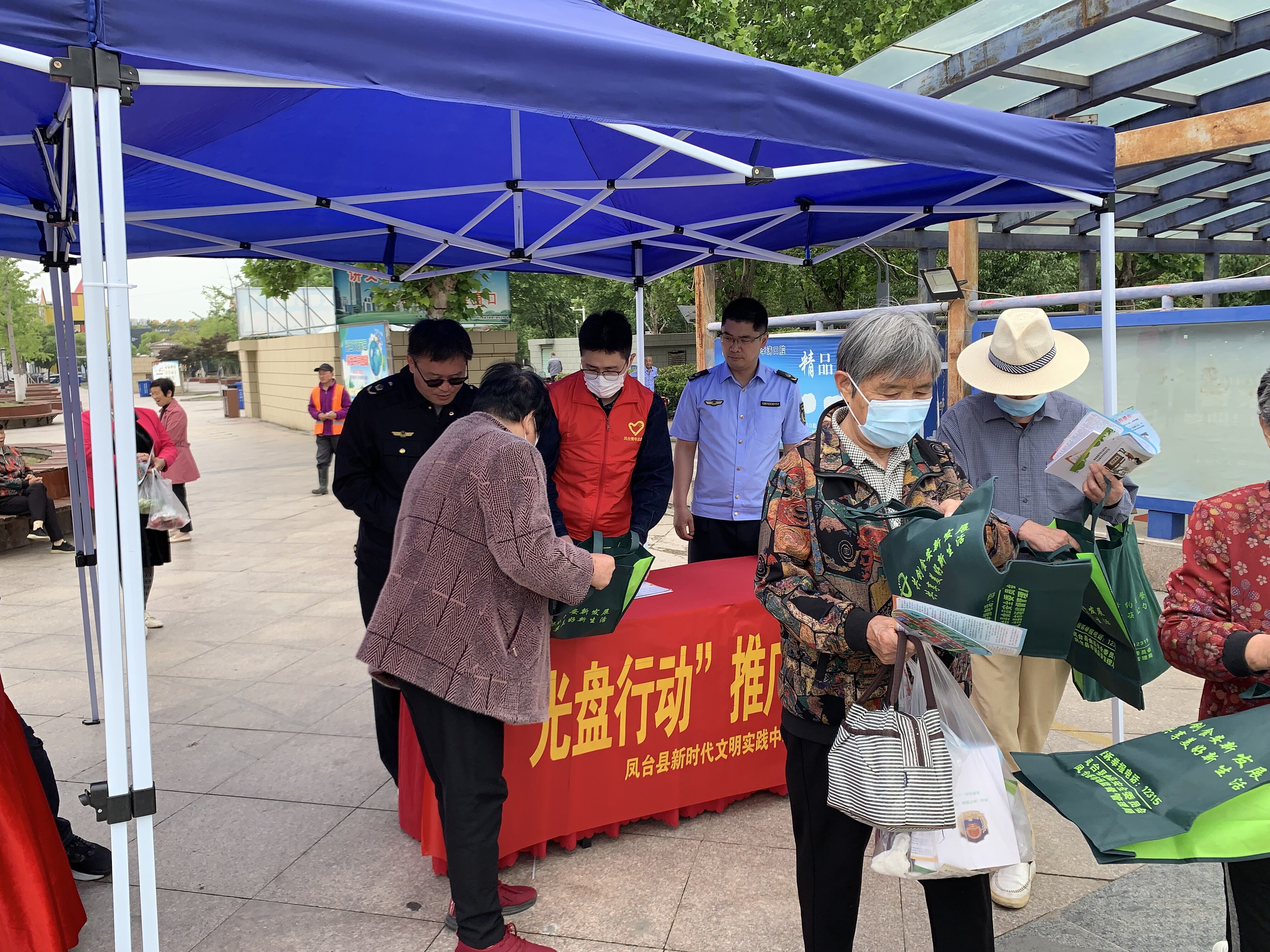 县新时代文明实践中心县市场监管局开展光盘行动推广宣传活动