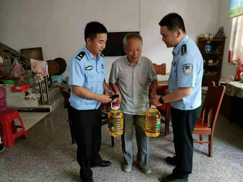 张集派出所开展七一慰问退休老党员活动