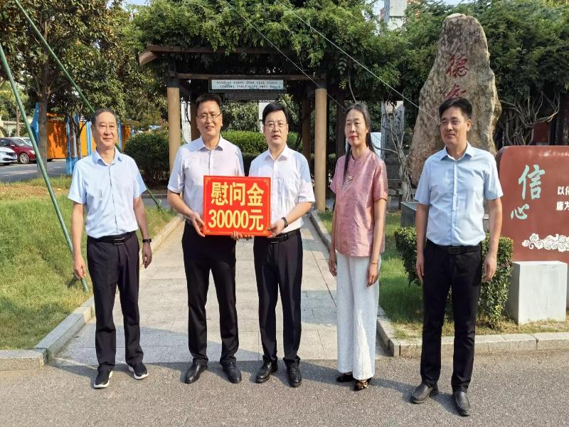 李大庆带队走访慰问一线“园丁”