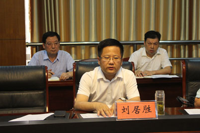 刘居胜在会上指出,脱贫攻坚是重中之重工作,各级各部门要尽职尽责